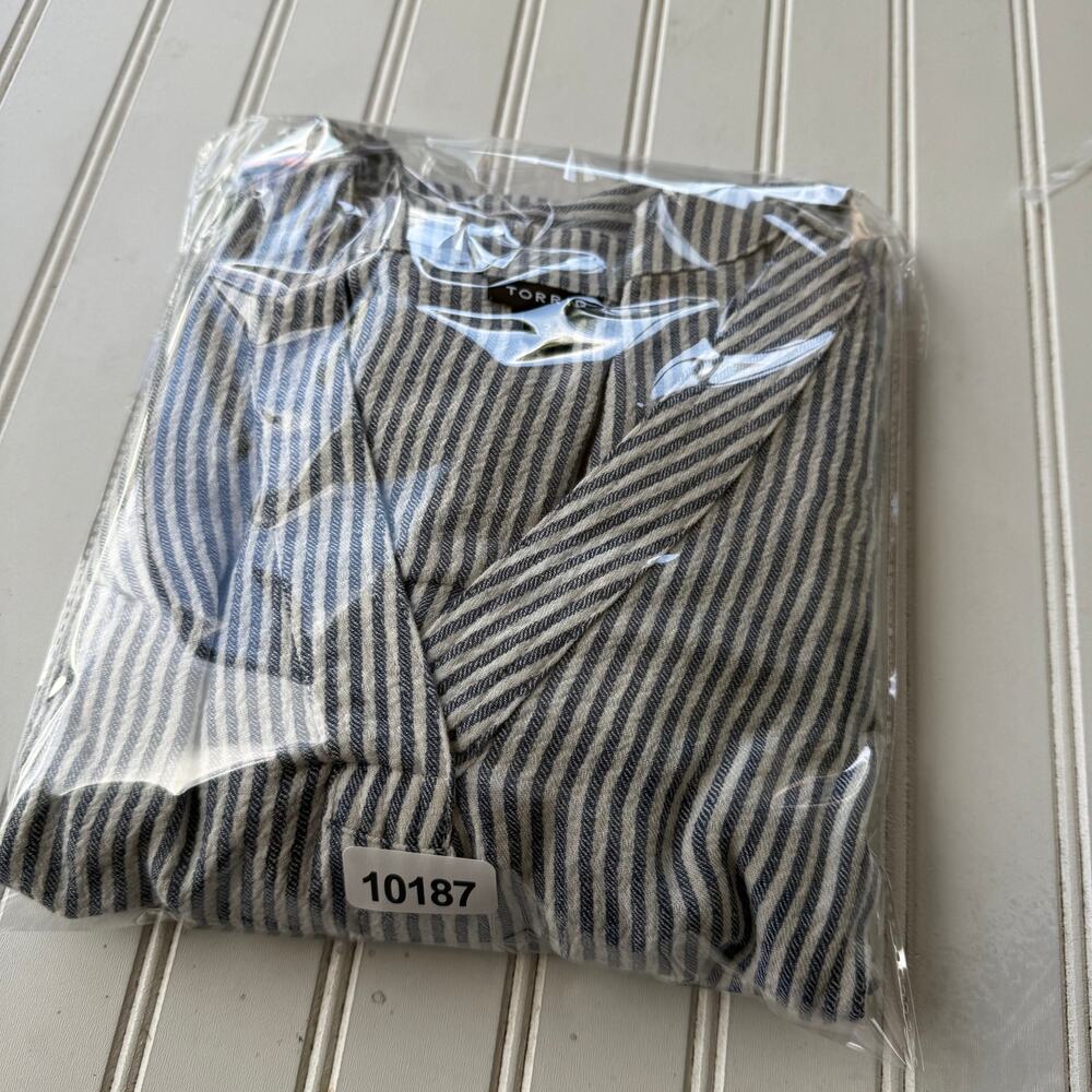 Torrid brand tunic top featuring a blue white vertical striped pattern. Size 2X - Picture 9 of 9